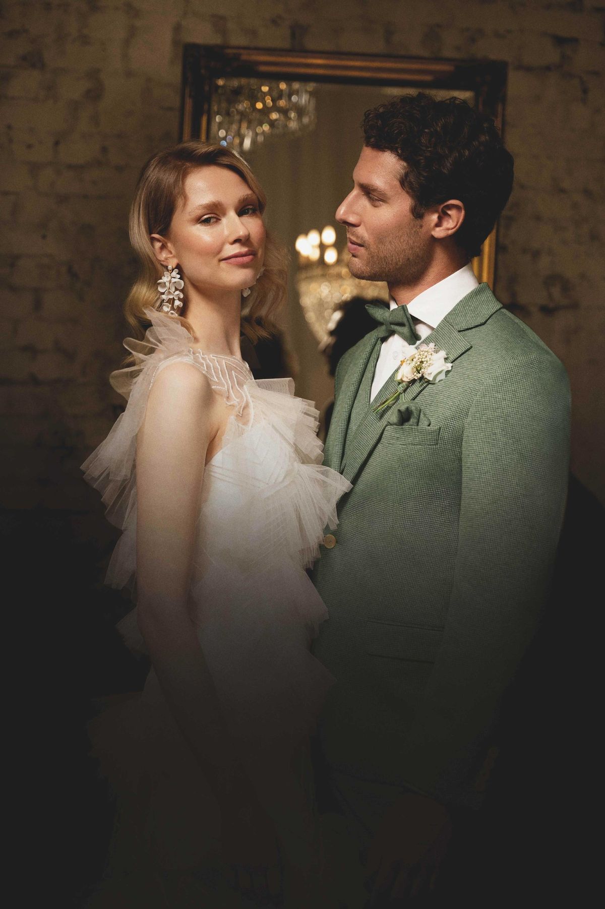 Elegantes Paar in formeller Kleidung mit Schwerpunkt auf detaillierten Modeelementen.